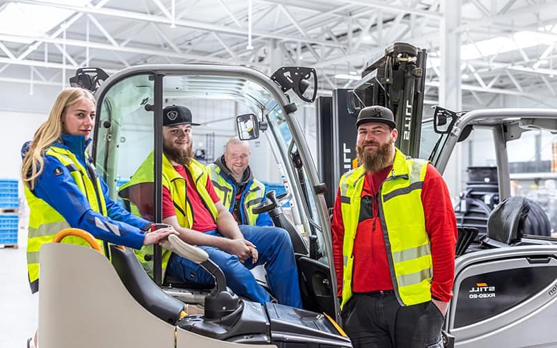 Lagermitarbeiter von GRIESHABER Weingarten bereit für Automotive