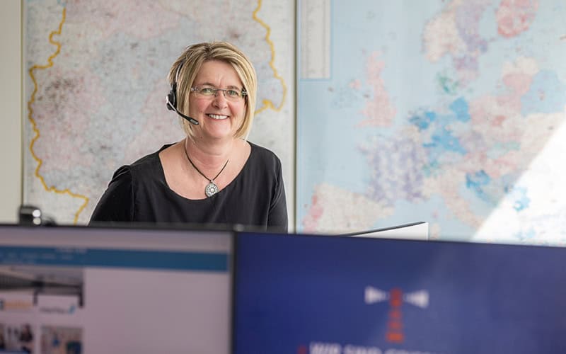 Mitarbeiterin von GRIESHABER berät Kunden am Telefon