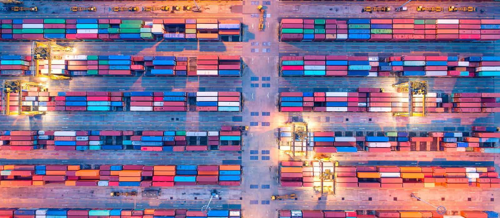 Container werden per Kran verladen 