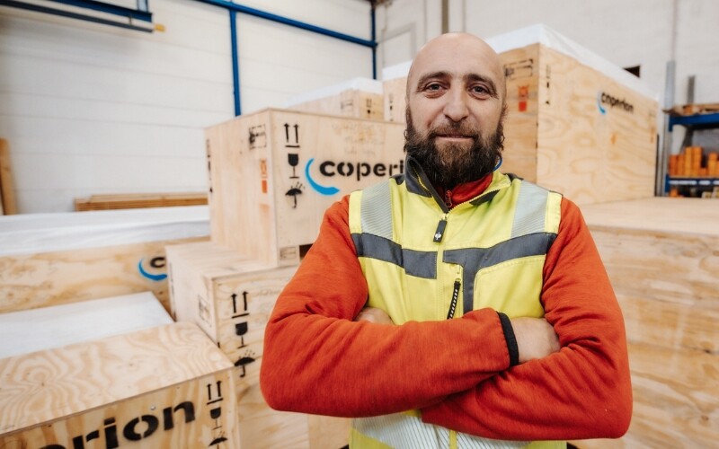 GRIESHABER-Verpackungscenter-Mitarbeiter Mitarbeiter vom GRIESHABER Verpackungscenter vor Holzkisten