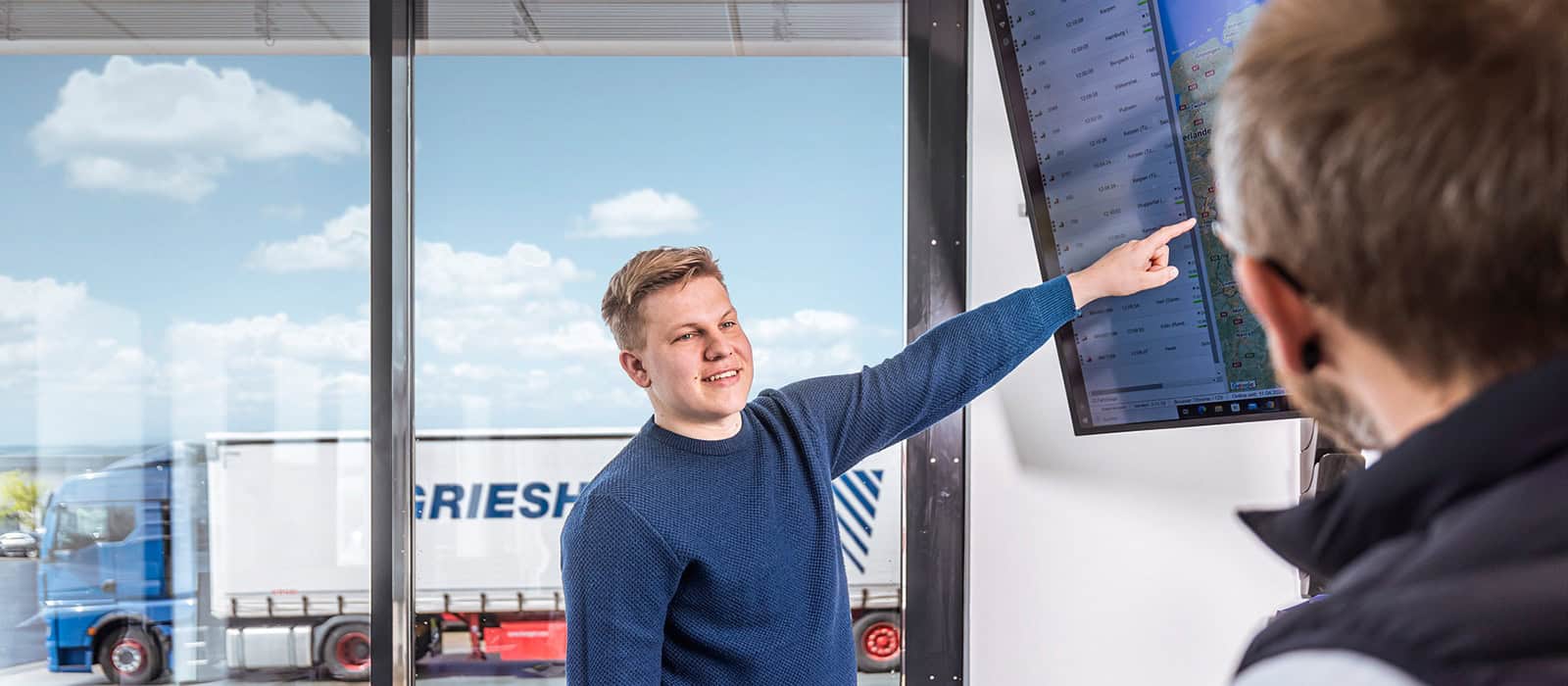 Mitarbeiter von GRIESHABER zeigt Standort der Sendung